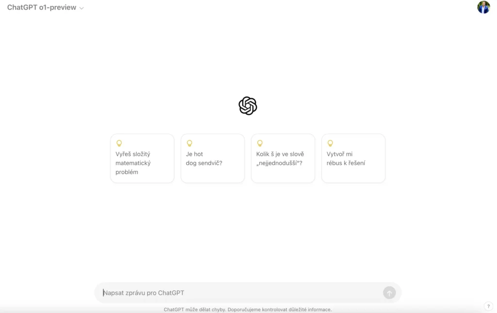 Snímek obrazovky zobrazující rozhraní ChatGPT o1-preview s několika návrhy dotazů nebo úkolů pro umělou inteligenci. Mezi návrhy patří otázky jako "Vyřeš složitý matematický problém," "Je hot dog sendvič?" nebo úkoly jako "Vytvoř mi rébus k řešení." Uprostřed je logo ChatGPT a v dolní části obrazovky je pole pro napsání zprávy pro ChatGPT.