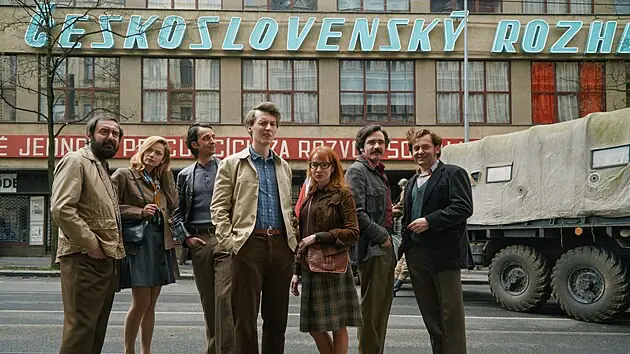 Herecké obsazení filmu Vlny před budovou Československého rozhlasu. Film zasazený do období Pražského jara roku 1968 sleduje skupinu novinářů, kteří se snaží přinášet pravdivé zprávy během invaze vojsk Varšavské smlouvy.