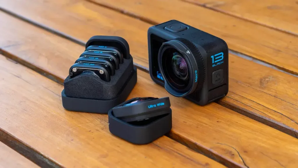 GoPro Hero 13 Black - Příslušenství a filtry: Kamera GoPro Hero 13 Black s příslušenstvím včetně různých ND filtrů a makro čočky.