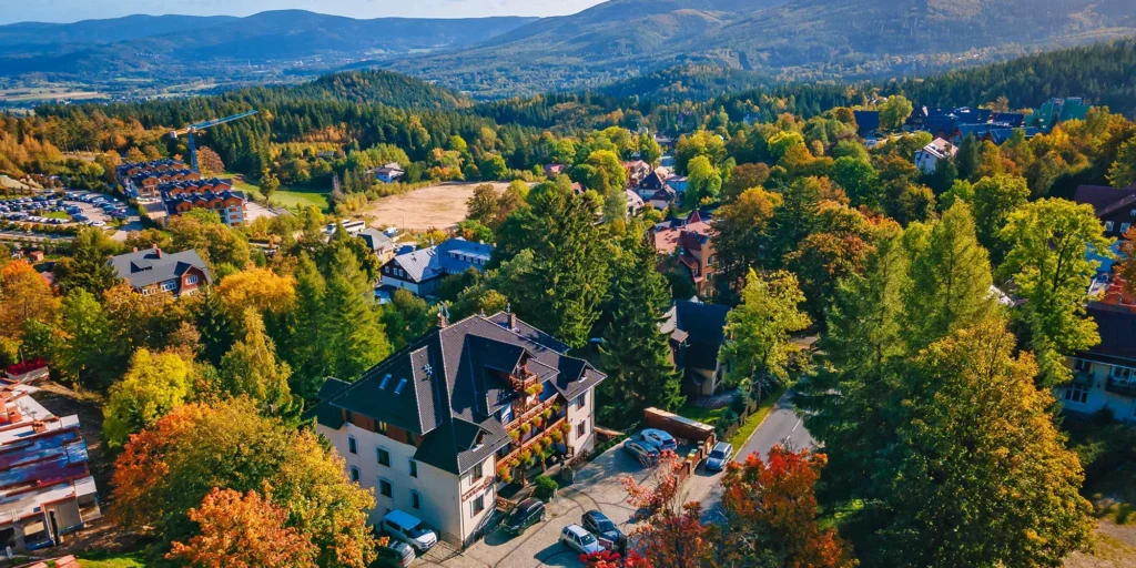 Karkonoski Spa, hotel zasazený do krásného horského prostředí, nabízející relaxaci a wellness služby pro své hosty.