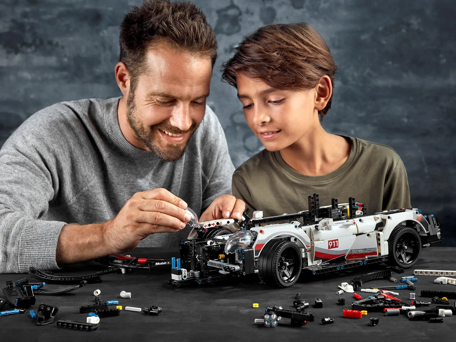 Otec se synem skládají LEGO® Technic Porsche 911 RSR, společně si užívají stavitelský zážitek s propracovanými detaily modelu.