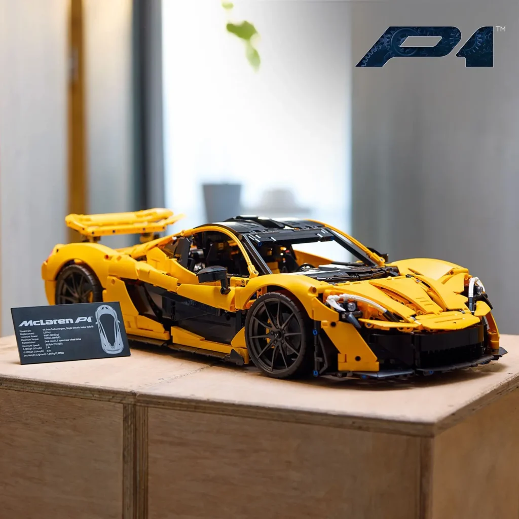 Sestavený model LEGO® Technic McLaren P1™ vystavený na stole s popiskovou cedulkou v pozadí.