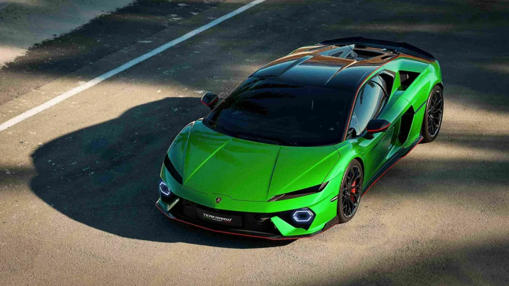 Zelený Lamborghini Temerario stojící na silnici při denním světle. Auto má dynamický a agresivní design s černými detaily, černou střechou a výraznými světlomety.