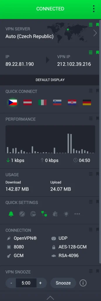 Zobrazení připojení k VPN serveru v České republice s uvedenou veřejnou IP adresou a VPN IP adresou. Aplikace zobrazuje také výkon připojení v reálném čase, statistiky využití dat pro stahování a nahrávání, a další technické detaily jako protokol, port a šifrování. Obsahuje také možnosti rychlého připojení k serverům v různých zemích.