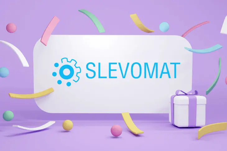 Logo Slevomat na fialovém pozadí s dekorativními prvky a dárkem.