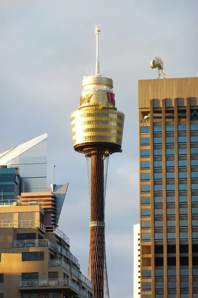 Sydney Tower Eye – zlatavá věž Sydney Tower Eye, která vyčnívá nad okolními moderními budovami, je výraznou dominantou města Sydney. Věž nabízí panoramatický výhled na celé město.