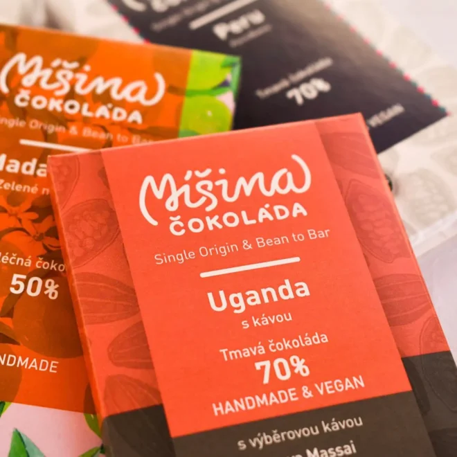 Různorodé tabulky Míšiny čokolády včetně tmavé čokolády Uganda 70 % s kávou a mléčné čokolády Madagaskar 50 %. Produkty jsou ručně vyráběné metodou bean to bar, s důrazem na kvalitu a původ surovin.