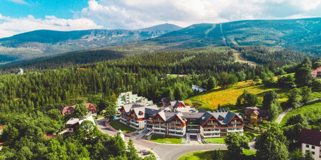 Triventi Mountain Residence s moderními apartmány a balkony, nacházející se v horském prostředí s úžasnými výhledy.