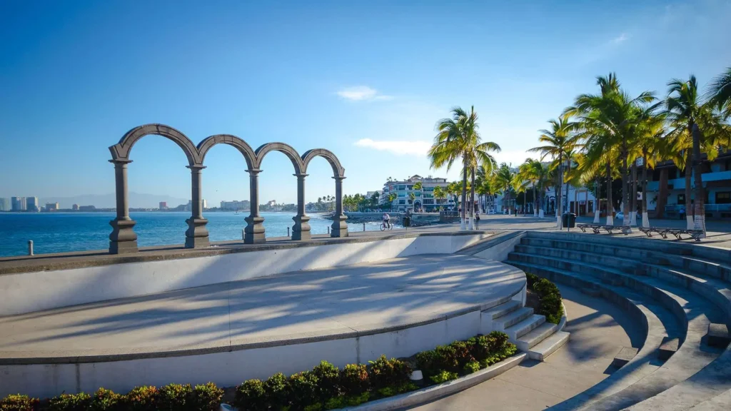 Plážová promenáda v Puerto Vallarta, ideální destinace pro last minute dovolenou