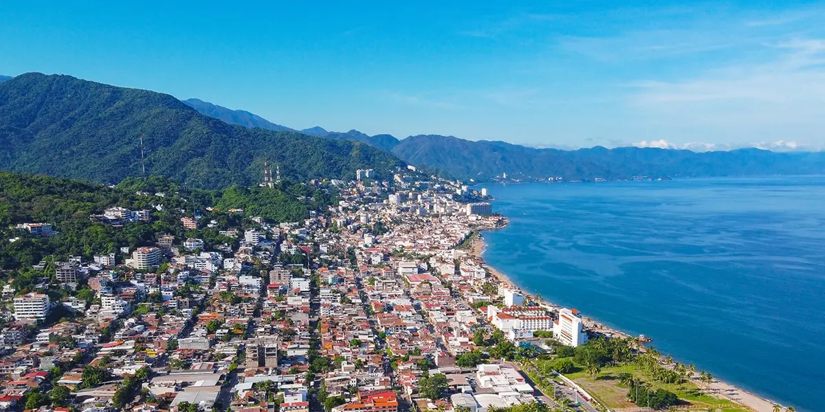 Pohled na město Puerto Vallarta a okolní hory v Mexiku. 