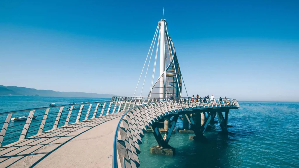 Moderní architektonický most v Puerto Vallarta nad oceánem.