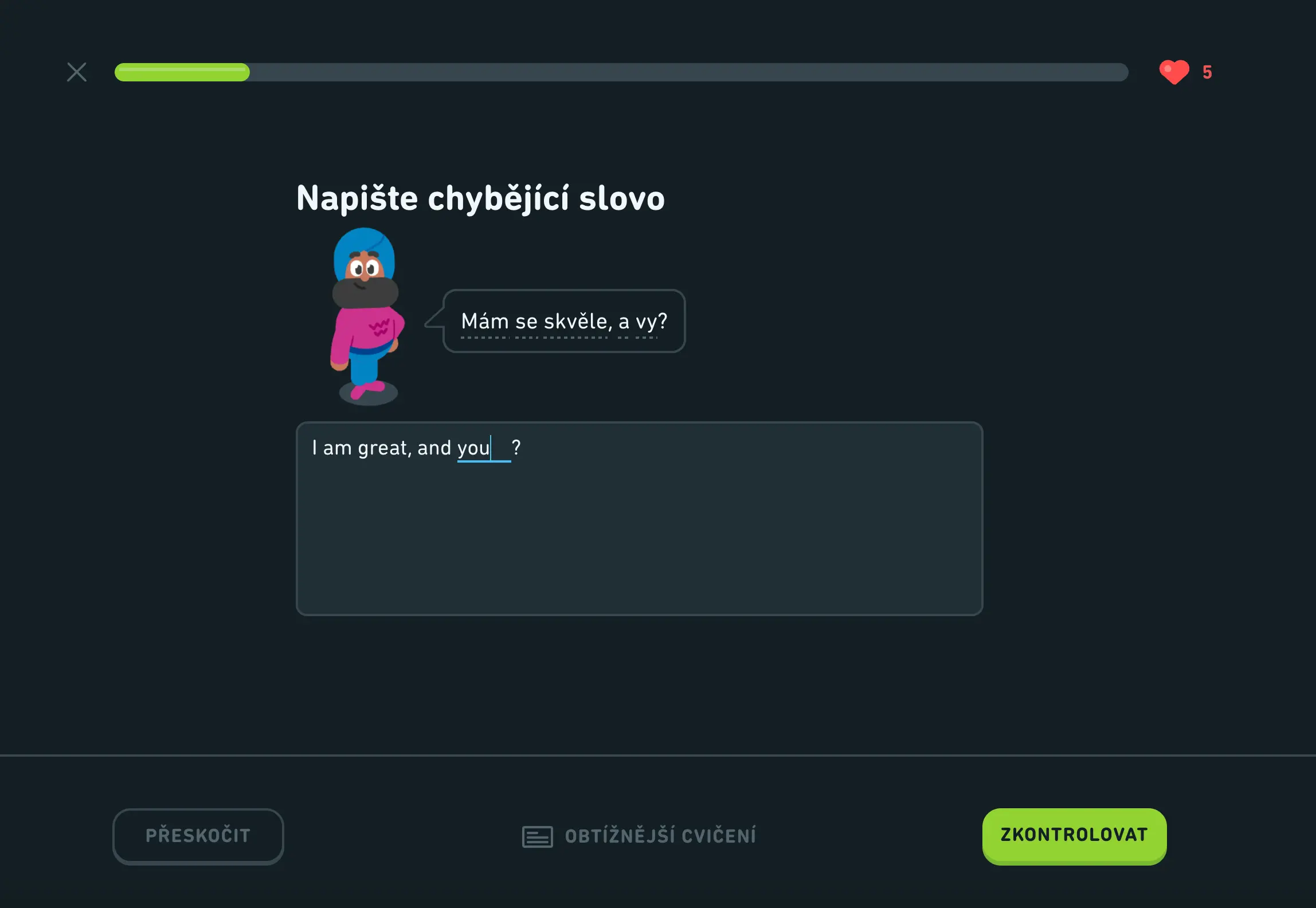 Cvičení z aplikace Duolingo zaměřené na procvičování angličtiny. Úkolem uživatele je doplnit chybějící slovo do věty „I am great, and you...?“ v reakci na českou frázi „Mám se skvěle, a vy?“. Na obrazovce je také postavička a tlačítka pro kontrolu odpovědi.