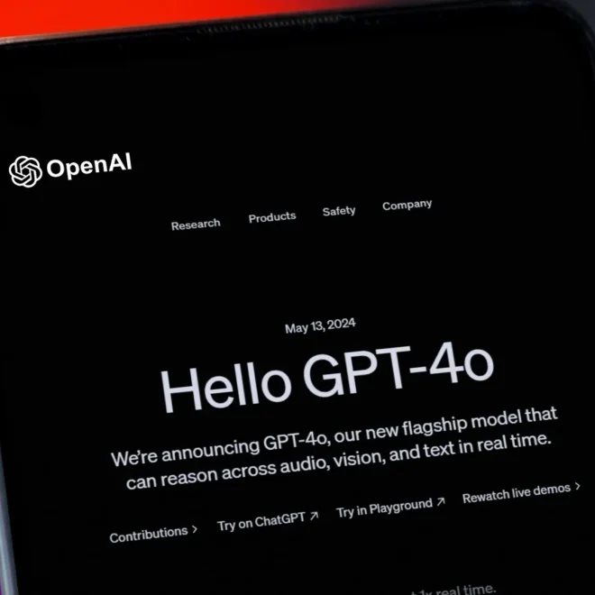 Úvodní stránka OpenAI představující nový model GPT-4o na displeji mobilního telefonu. Text na obrazovce oznamuje spuštění modelu GPT-4o 13. května 2024, který nabízí schopnost analyzovat audio, video a text v reálném čase.