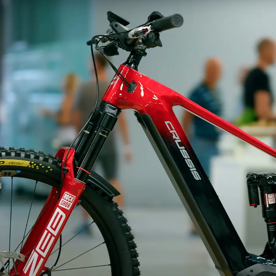 Detailní pohled na přední část elektrokola CRUSSIS e-RACE PRO s robustní vidlicí RockShox a moderním designem.