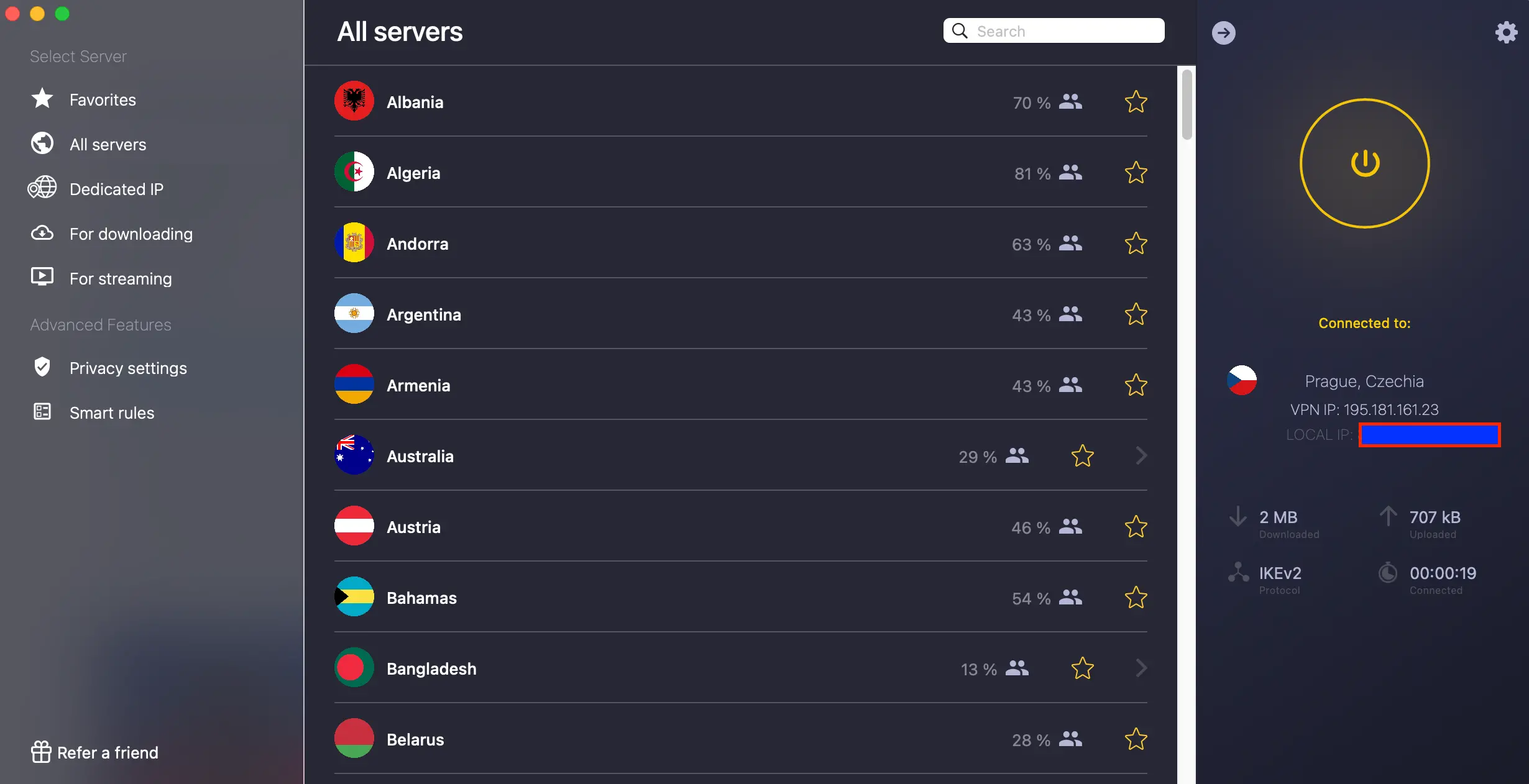 Snímek obrazovky aplikace CyberGhost VPN zobrazující seznam serverů podle zemí, jako jsou Albánie, Alžírsko, Argentina, a další. Na pravé straně je zobrazeno připojení k serveru v Praze, Česká republika, s detaily o přidělené IP adrese a přenosu dat. Na levé straně jsou volby pro výběr serveru podle oblíbených, stahování, streamování a dalších nastavení ochrany soukromí.