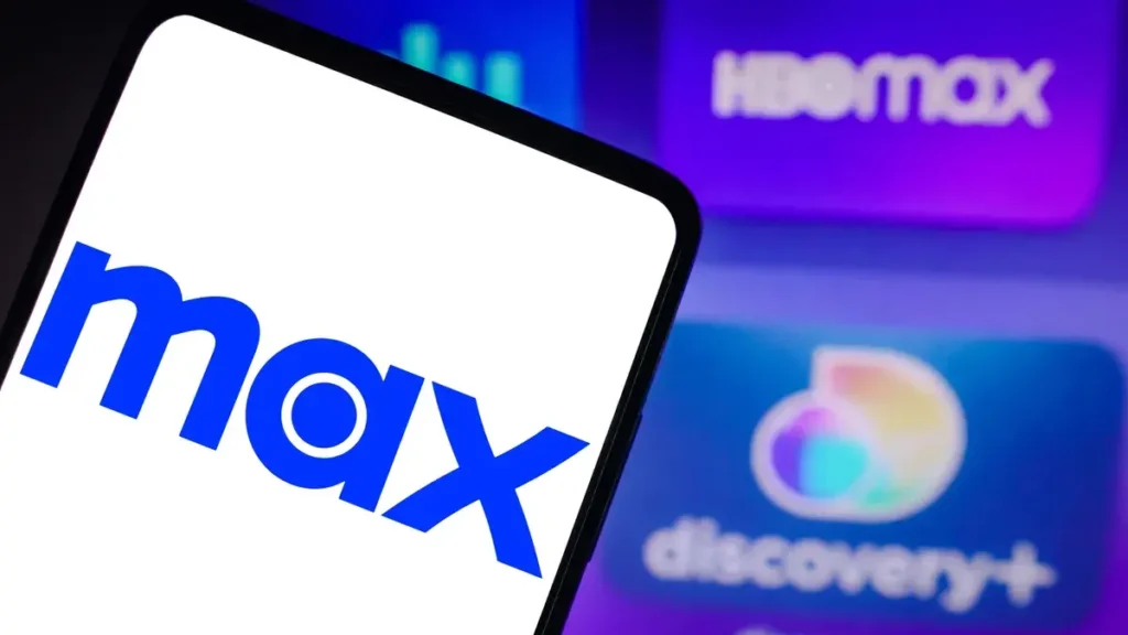 Logo nové streamovací služby Max na obrazovce mobilního telefonu, v pozadí loga HBO Max a Discovery+.