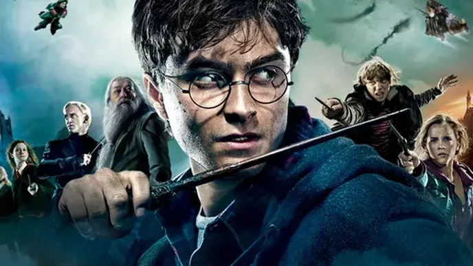 Hlavní postava Harry Potter se svým kouzelnickým hůlkou, obklopen přáteli a spojenci. Obrázek zachycuje napětí a dobrodružství magického světa, ve kterém se odehrává příběh.