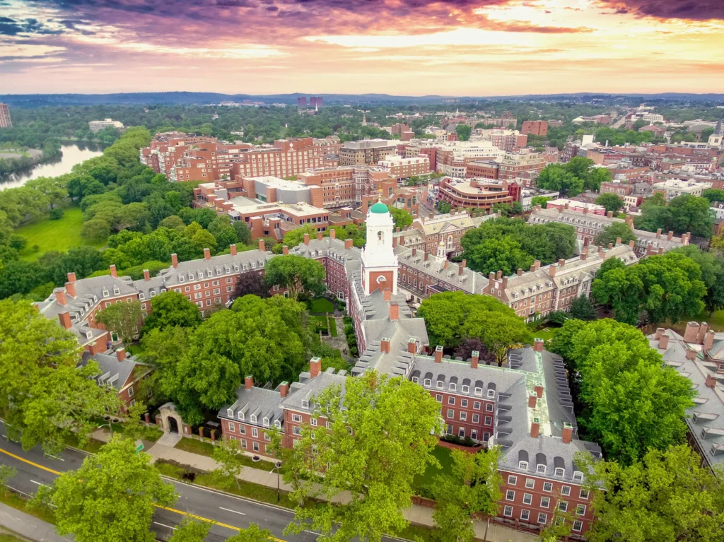 Letecký pohled na kampus Harvardské univerzity obklopený zelení v Cambridge