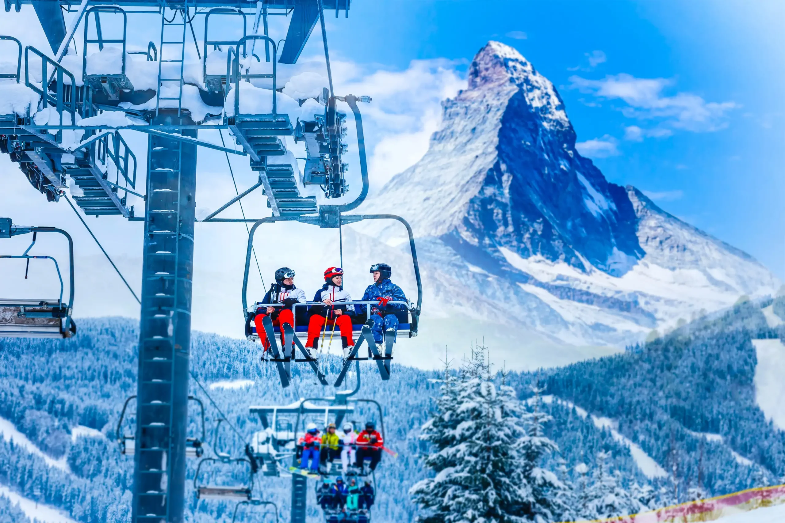 Lyžaři na sedačkové lanovce v rakouském lyžařském středisku Hintertux s horou Matterhorn v pozadí.