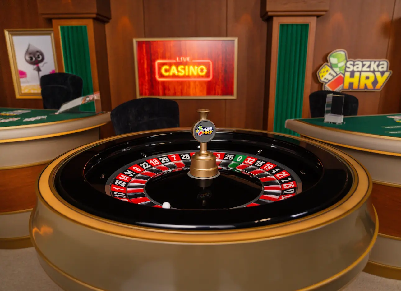 Pohled na ruletový stůl v živém kasinu Sazka Hry. Elegantní prostředí s logem Sazka Hry a označením 'LIVE CASINO' v pozadí dodává autentický zážitek z online hraní.