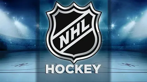 Logo NHL na ledové ploše hokejového stadionu osvětleného reflektory, s nápisem 'Hockey' pod ním.