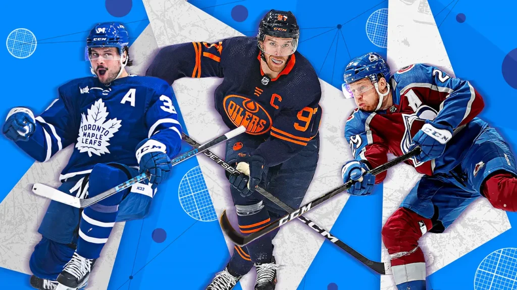 Obrázek tří hokejových hráčů z NHL, reprezentujících týmy Toronto Maple Leafs, Edmonton Oilers a Colorado Avalanche, při akci na ledě. Hráči jsou vyobrazeni v dynamických pozicích, což zachycuje rychlost a intenzitu hry v NHL.