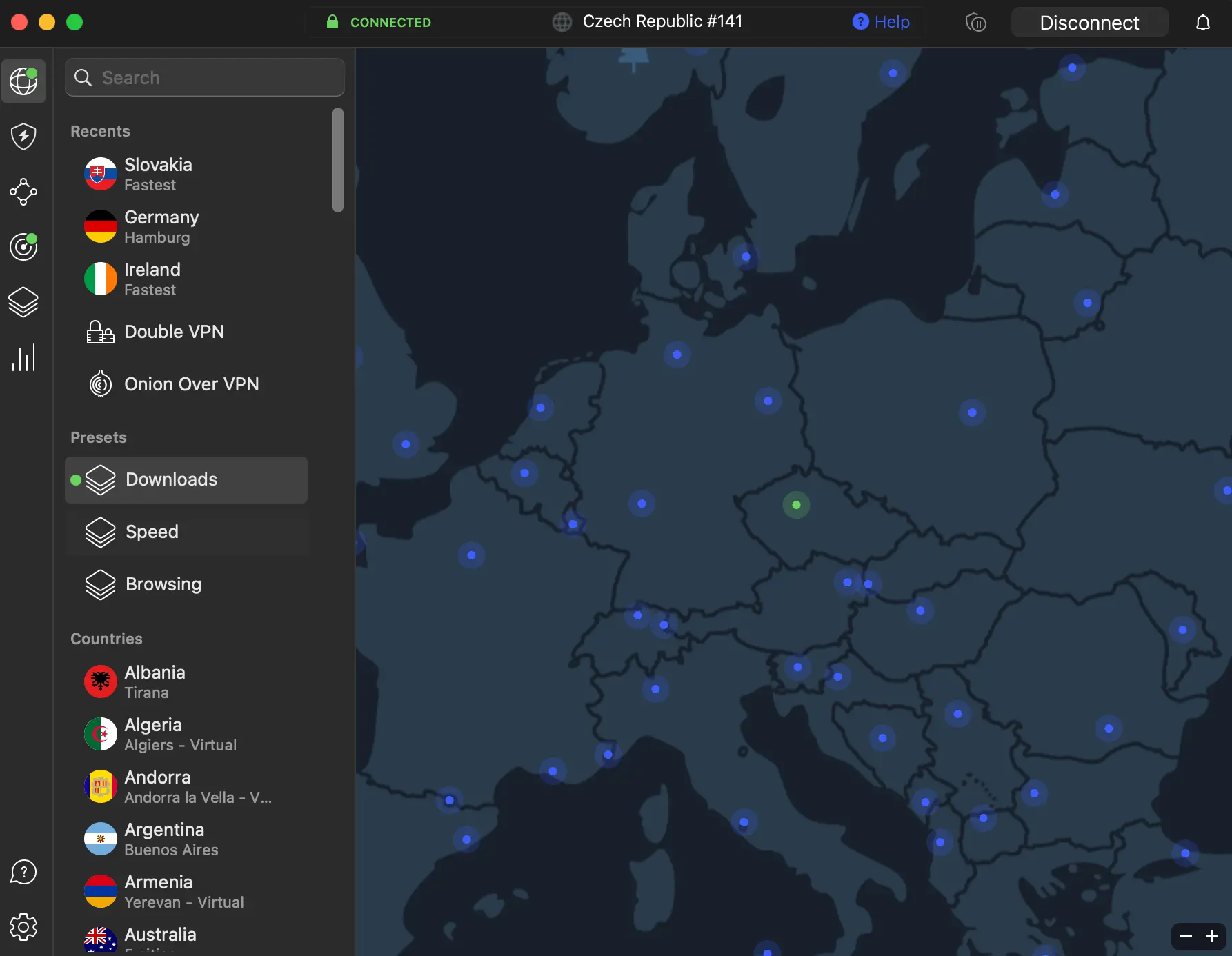  Snímek obrazovky aplikace NordVPN s mapou Evropy zobrazenou v tmavých odstínech a zvýrazněnými servery ve střední Evropě. Na levé straně jsou dostupné servery v různých zemích, včetně Slovenska, Německa a Irska, a nastavení pro optimalizované režimy jako stahování a rychlost.