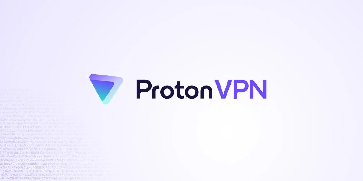 Logo ProtonVPN, které zobrazuje název služby spolu s ikonou šipky ve fialovo-modrých odstínech na světle fialovém pozadí.