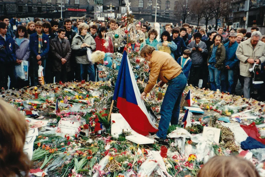 Lidé pokládají květiny na Václavském náměstí během revoluce v roce 1989.