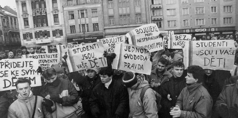 Demonstrace během Sametové revoluce v roce 1989 v Československu.