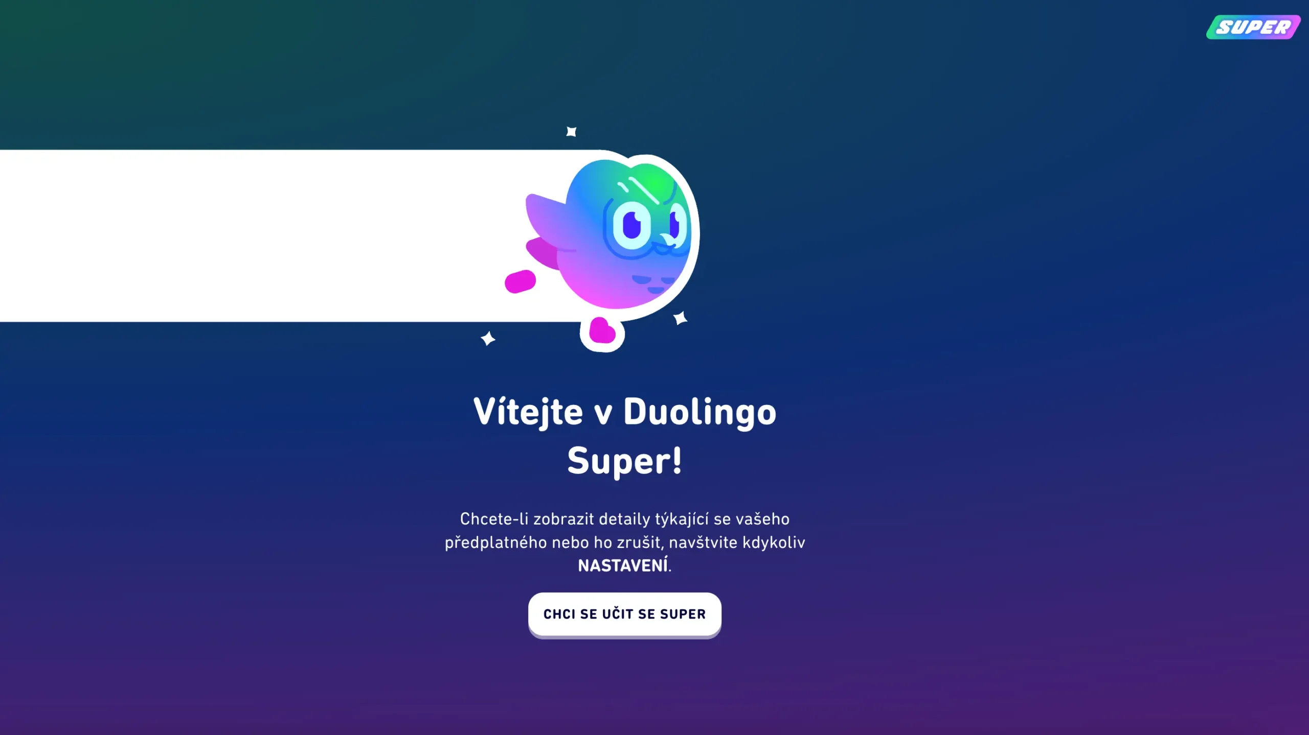 Obrazovka aplikace Duolingo s uvítací zprávou pro uživatele prémiového členství „Duolingo Super“. Zobrazená postavička a tlačítko „Chci se učit se Super“ nabádají uživatele k využití předplatného s pokročilými funkcemi.