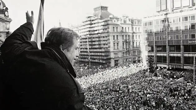 Václav Havel zdraví dav z balkónu během Sametové revoluce v roce 1989.