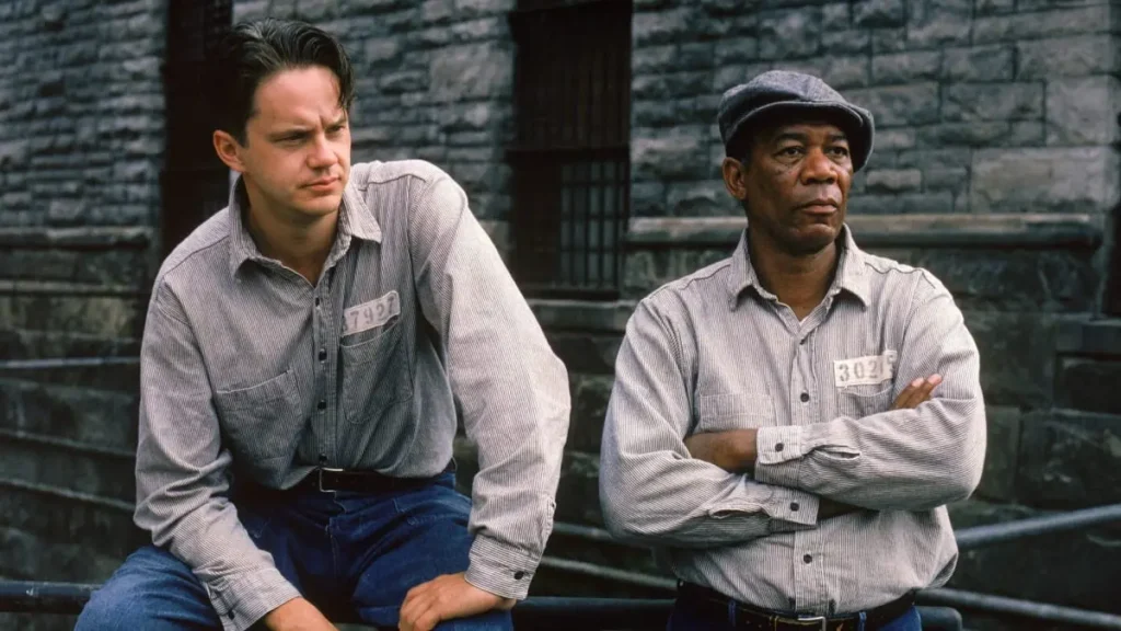 Andy Dufresne a Red stojí spolu na vězeňském dvoře, zamyšlení nad jejich budoucností ve věznici Shawshank.