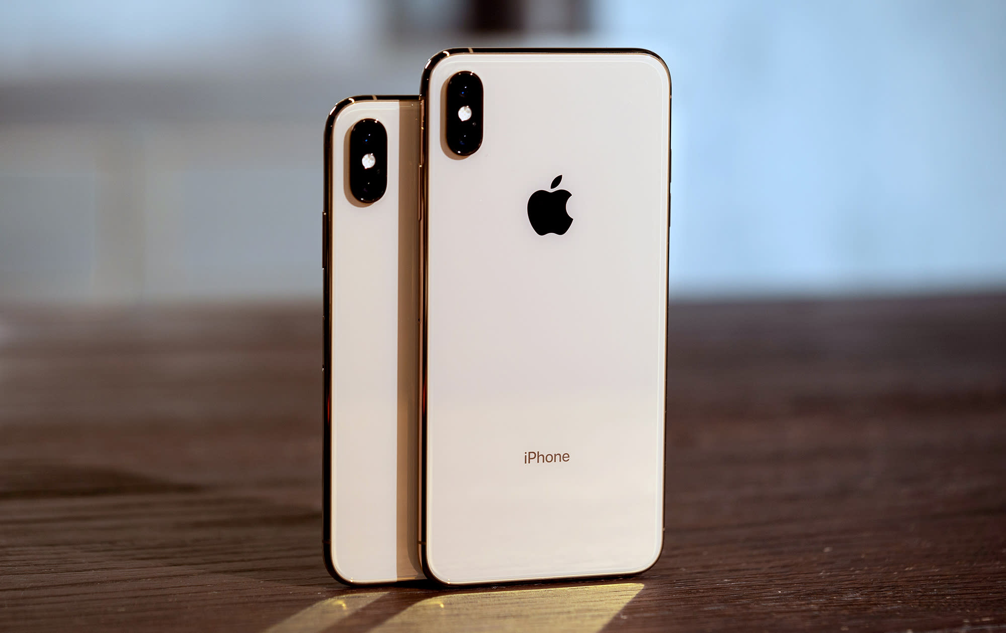 Zlaté modely iPhone XS a iPhone XS Max vedle sebe, zobrazující rozdíl ve velikosti jejich displejů. Tyto prémiové telefony přinesly vylepšený OLED displej a pokročilý duální fotoaparát, spolu s výkonným čipem A12 Bionic.