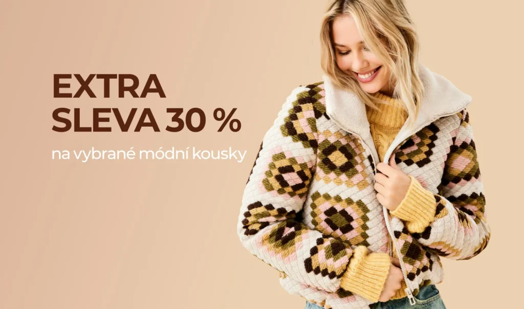 Žena v barevné pletené bundě s úsměvem - Extra sleva 30 % na vybrané módní kousky na Vivantis.cz