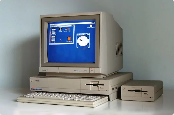 Stolní sestava Amiga 1200 s moderním displejem a připojeným joystickem. Tento model měl výrazně vylepšený grafický výkon a schopnosti oproti svým předchůdcům, což ho učinilo velmi populárním mezi hráči a kreativci.