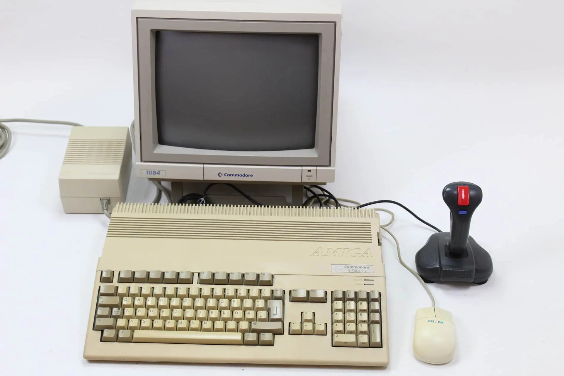 Kompletní set Amiga 500 s původním monitorem, klávesnicí a joystickem. Tento klasický počítač byl jedním z nejpopulárnějších modelů od Commodore v 80. a 90. letech.