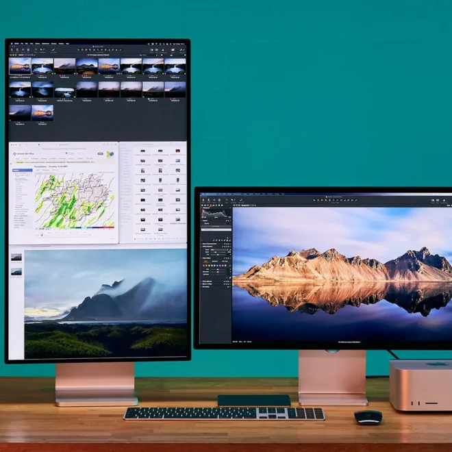 Apple Mac Studio a dva Studio Display monitory, z nichž jeden je orientován na výšku a druhý na šířku, umístěné na dřevěném stole s bezdrátovou klávesnicí a myší. Setup v moderním a čistém designu, vhodný pro profesionální tvůrce.