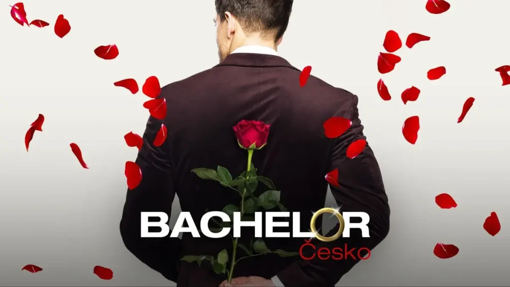 Propagační obrázek reality show Bachelor Česko. Hlavní protagonista je zachycen zezadu v elegantním obleku, drží červenou růži za zády, zatímco kolem něj poletují okvětní lístky růží, symbolizující romantiku a očekávání.