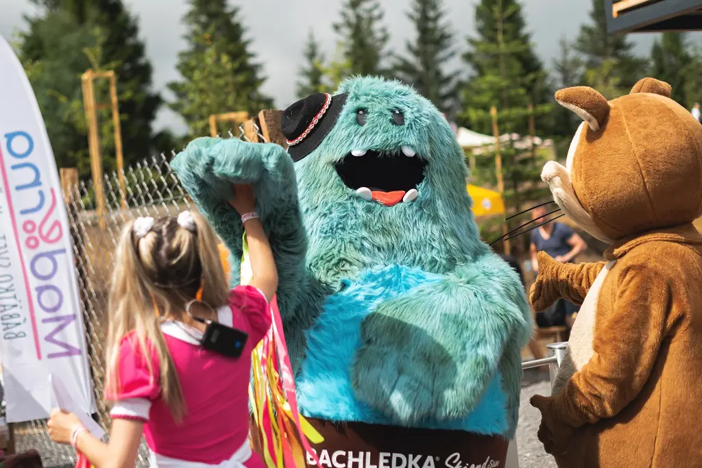 Maskoti a plyšové postavičky vítají děti v Bachledce, Vysoké Tatry. Zábava pro nejmenší návštěvníky ve společnosti oblíbených postav.