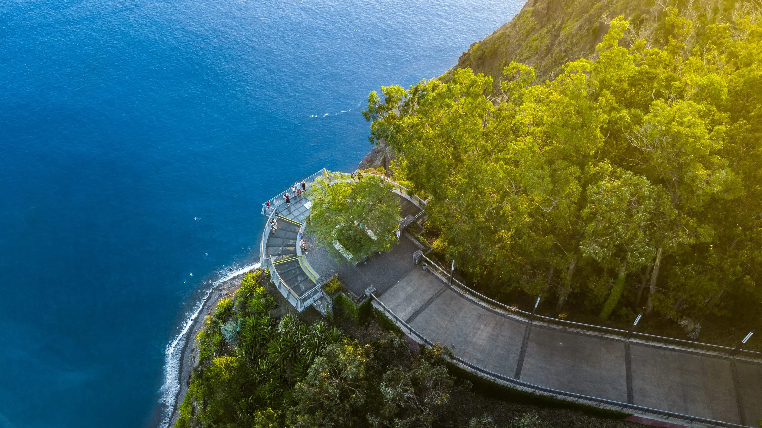 Vyhlídka Cabo Girão na Madeiře, jeden z nejvyšších mořských útesů na světě, s panoramatickým výhledem na modrý oceán a okolní zeleň.