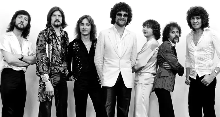 Skupinová fotografie Electric Light Orchestra z 70. let s Jeffem Lynnem uprostřed a ostatními členy v ikonických stylizovaných oblecích