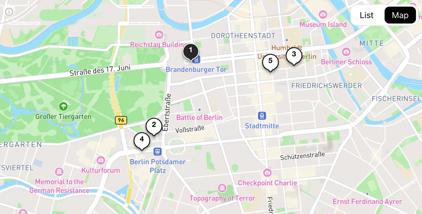 Mapa centra Berlína zobrazující polohu pěti nejlepších hotelů. Hotely jsou očíslovány a umístěny v blízkosti klíčových berlínských památek, jako je Braniborská brána, Reichstag, Humboldtova univerzita a Potsdamer Platz.