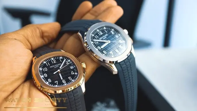 Dvě hodinky Patek Philippe Aquanaut s gumovými pásky, růžové a stříbrné pouzdro.