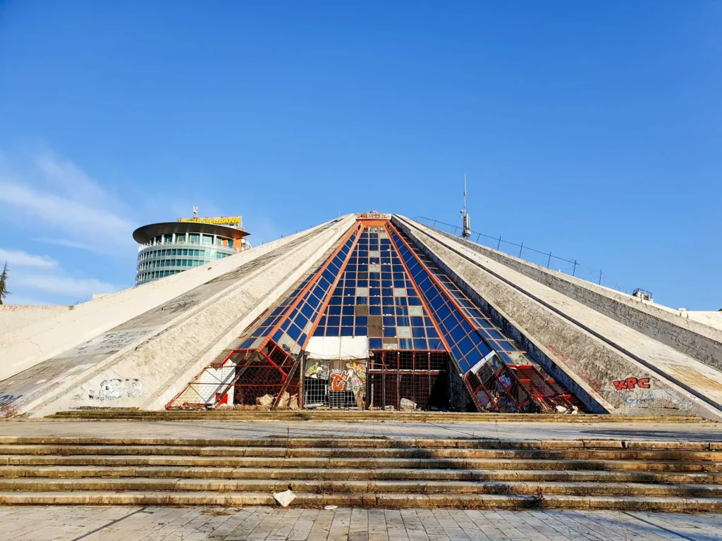 Pyramida v Tiraně, Albánie: Ikonická betonová stavba v Tiraně, původně postavená jako mauzoleum diktátora Envera Hodži, nyní sloužící jako kulturní centrum.