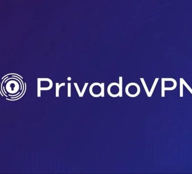 Logo PrivadoVPN na tmavě modrém pozadí s ikonou zámku symbolizující bezpečnost a ochranu soukromí.