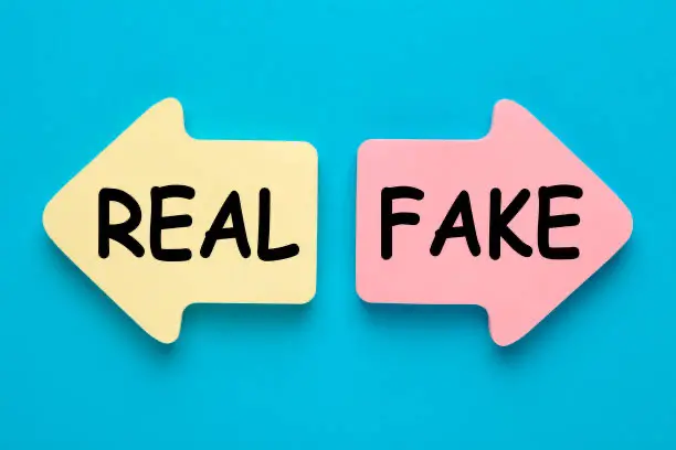 Dvě šipky na modrém pozadí, jedna žlutá s nápisem "REAL" a druhá růžová s nápisem "FAKE", symbolizující rozdíl mezi skutečnými a falešnými obrázky.