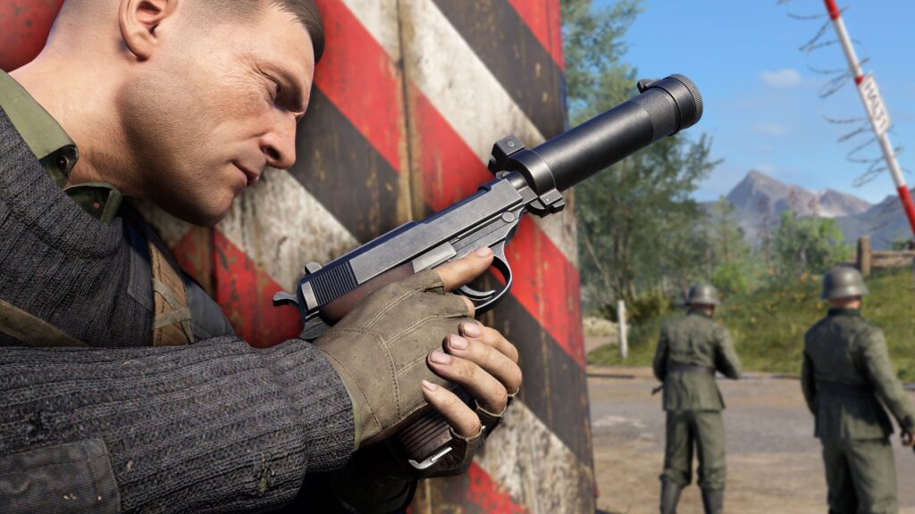 Muž v herní scéně ze hry Sniper Elite 5, držící pistoli s tlumičem, připravený k akci poblíž překážky, zatímco v pozadí stojí dva nacističtí vojáci.