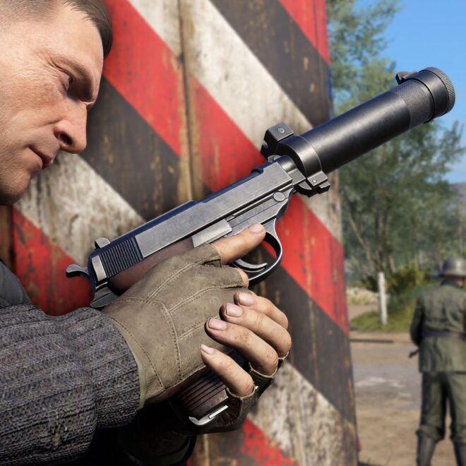 Muž v herní scéně ze hry Sniper Elite 5, držící pistoli s tlumičem, připravený k akci poblíž překážky, zatímco v pozadí stojí dva nacističtí vojáci.