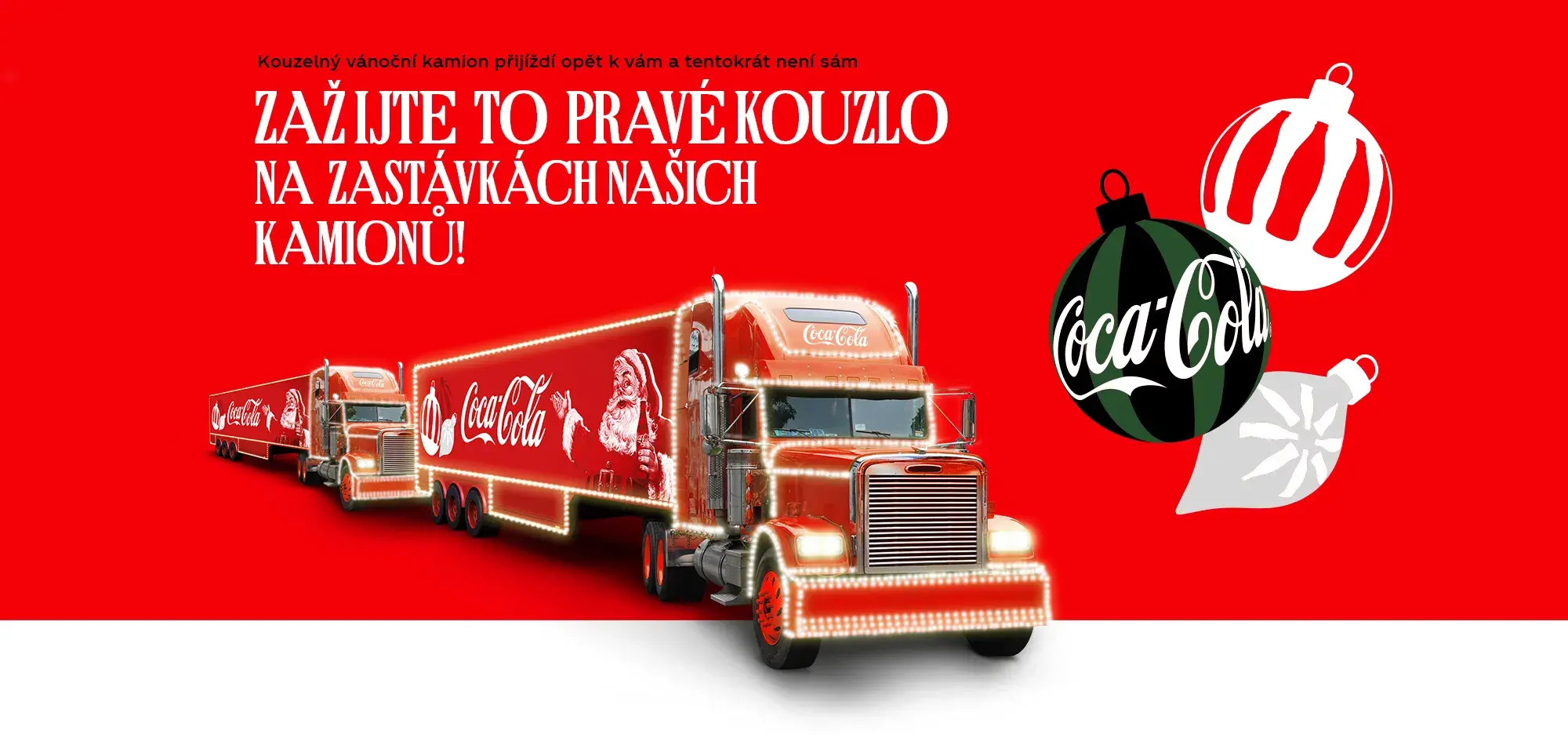 Červený vánoční kamion Coca-Cola s osvětlením a Santou na boku, připravený přinést kouzlo Vánoc na zastávkách v Česku.